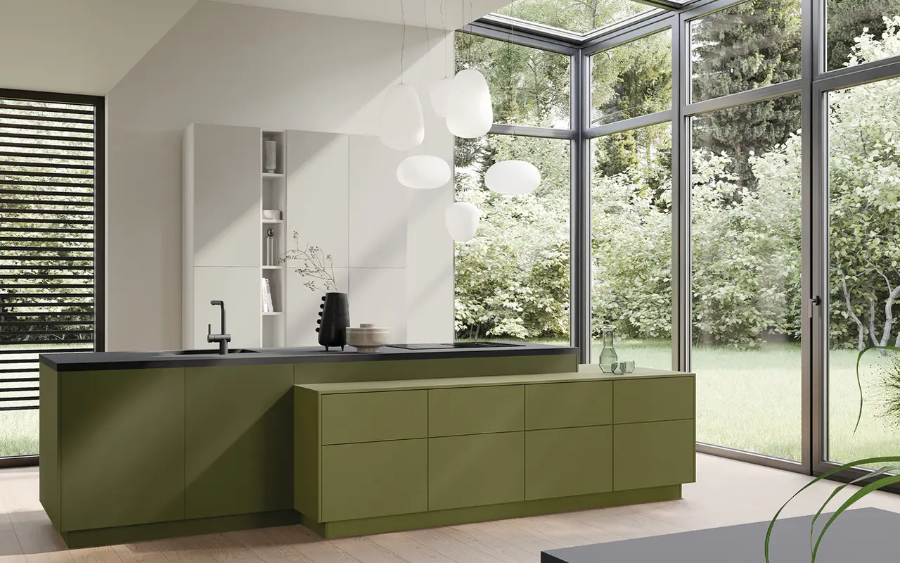 Moderne Küche in Olivgrün mit dunkler Arbeitsplatte, eleganten Hängelampen und bodentiefen Fenstern. Helles Tageslicht und klare Linien schaffen eine natürliche und offene Wohnatmosphäre.